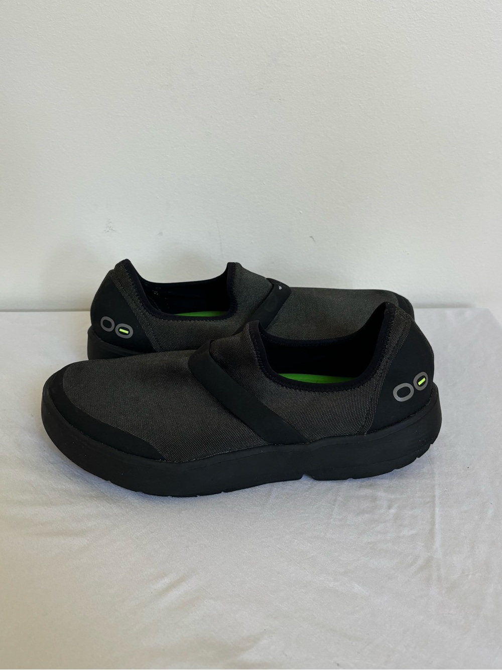 OOFOS OOmg EeZee Low Womens Size 11 Charcoal Black Green Casual Slip On shoes